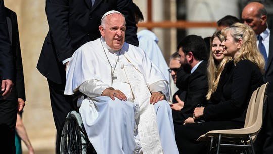 Papa Francisco passou 'uma boa noite' no hospital após cirurgia, diz Vaticano
