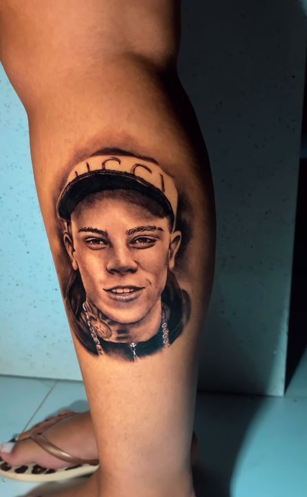 Mãe de MC Ryan tatua o rosto dos filhos na perna — Foto: reprodução/ instagram