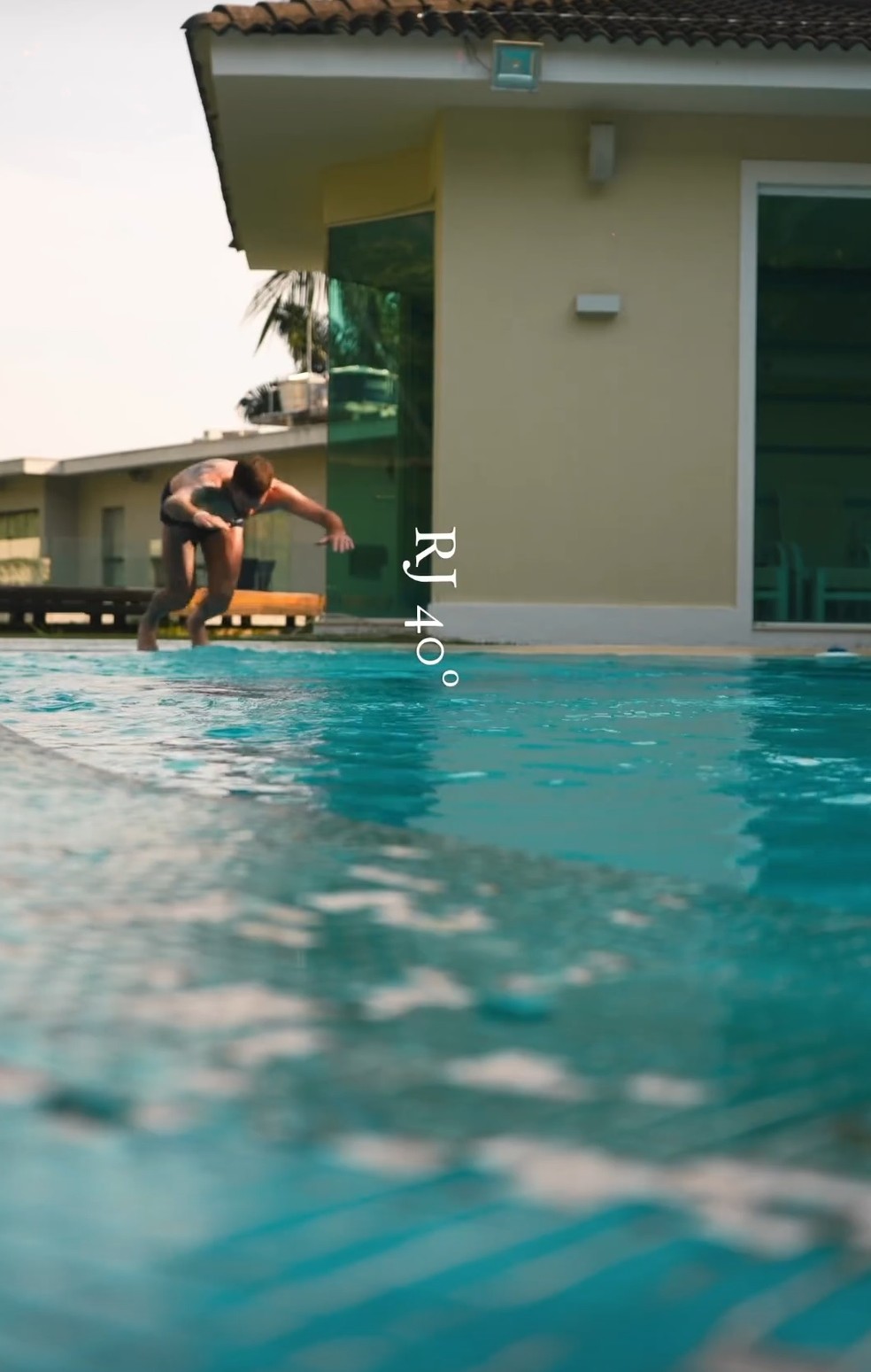 Leo Pereira mergulha na piscina de sua mansão no Rio — Foto: reprodução/ instagram