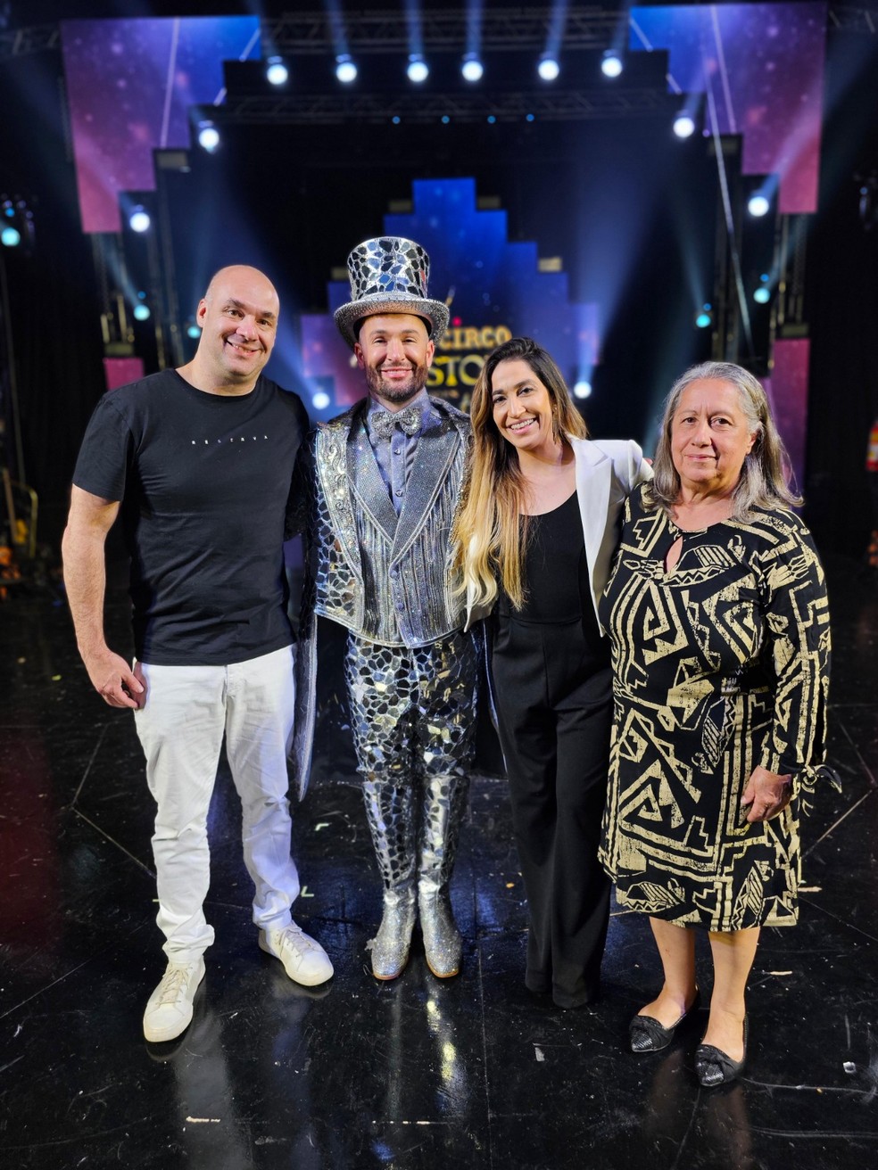 Daniele e Diego Hypolito com o irmão mais velho, Edson, e a mãe deles, Geni — Foto: Divulgação