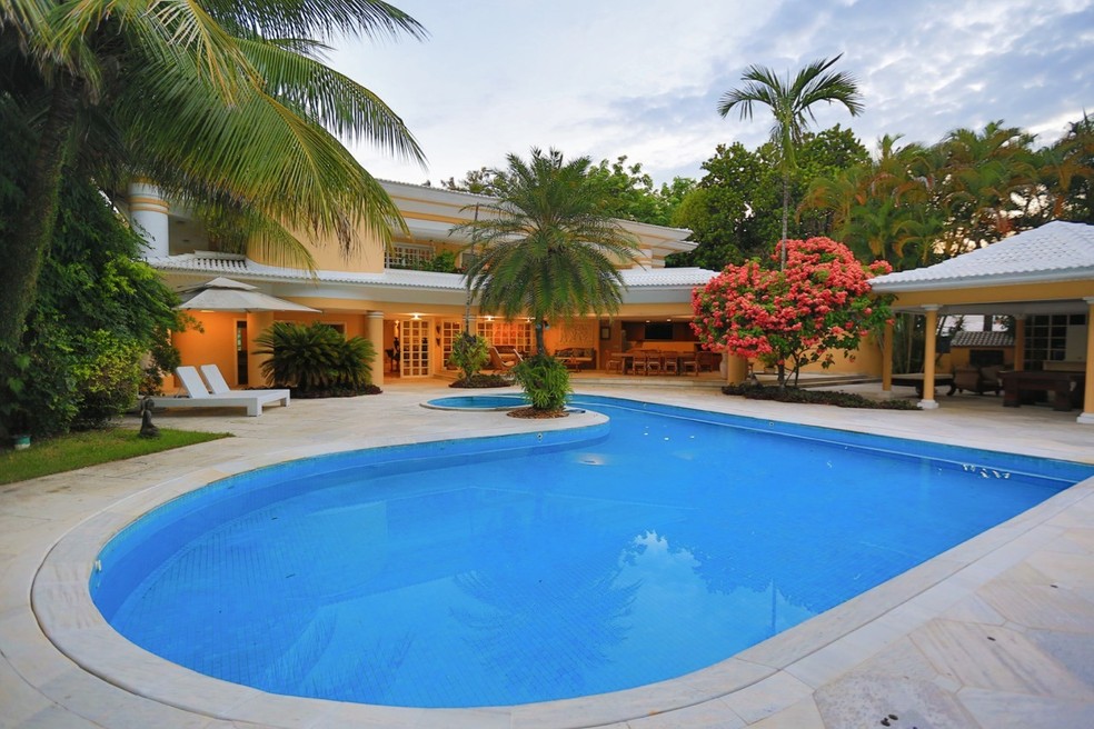 Área externa de mansão à venda na Barra da Tijuca — Foto: Divulgação/LuxoBrasil