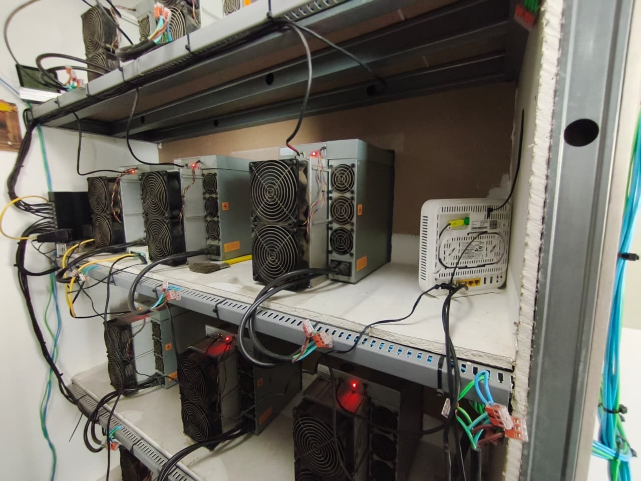 Polícia fecha central clandestina de mineração de criptomoedas na Zona Oeste