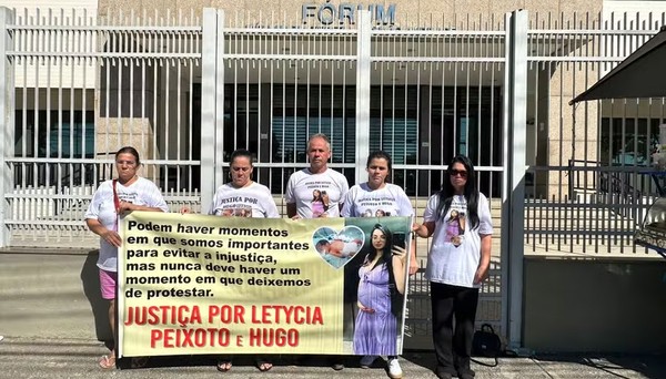Parentes protestam em frente a fórum após julgamento dos réus no assassinato de grávida ser adiado