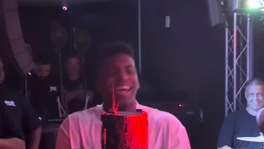 Festa do irmão de Vini Jr. no Rio tem pagode e a presença da cunhada Virginia