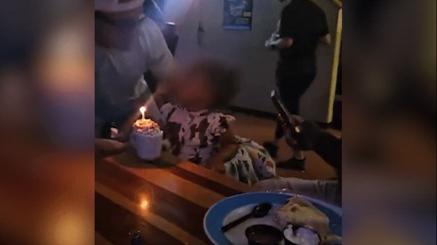 Estranho beija menina de 2 anos e apaga a sua vela de aniversário em restaurante; 'Repugnante', disse a mãe - Foto