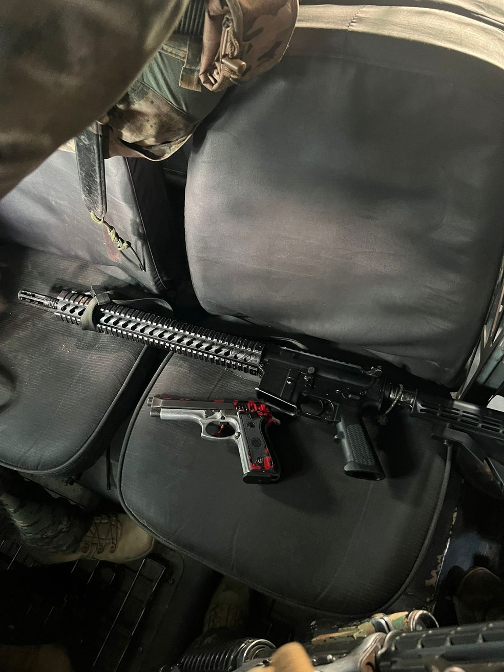 Armas apreendidas: fuzil 5.56 e pistola 9mm — Foto: Divulgação/PMERJ