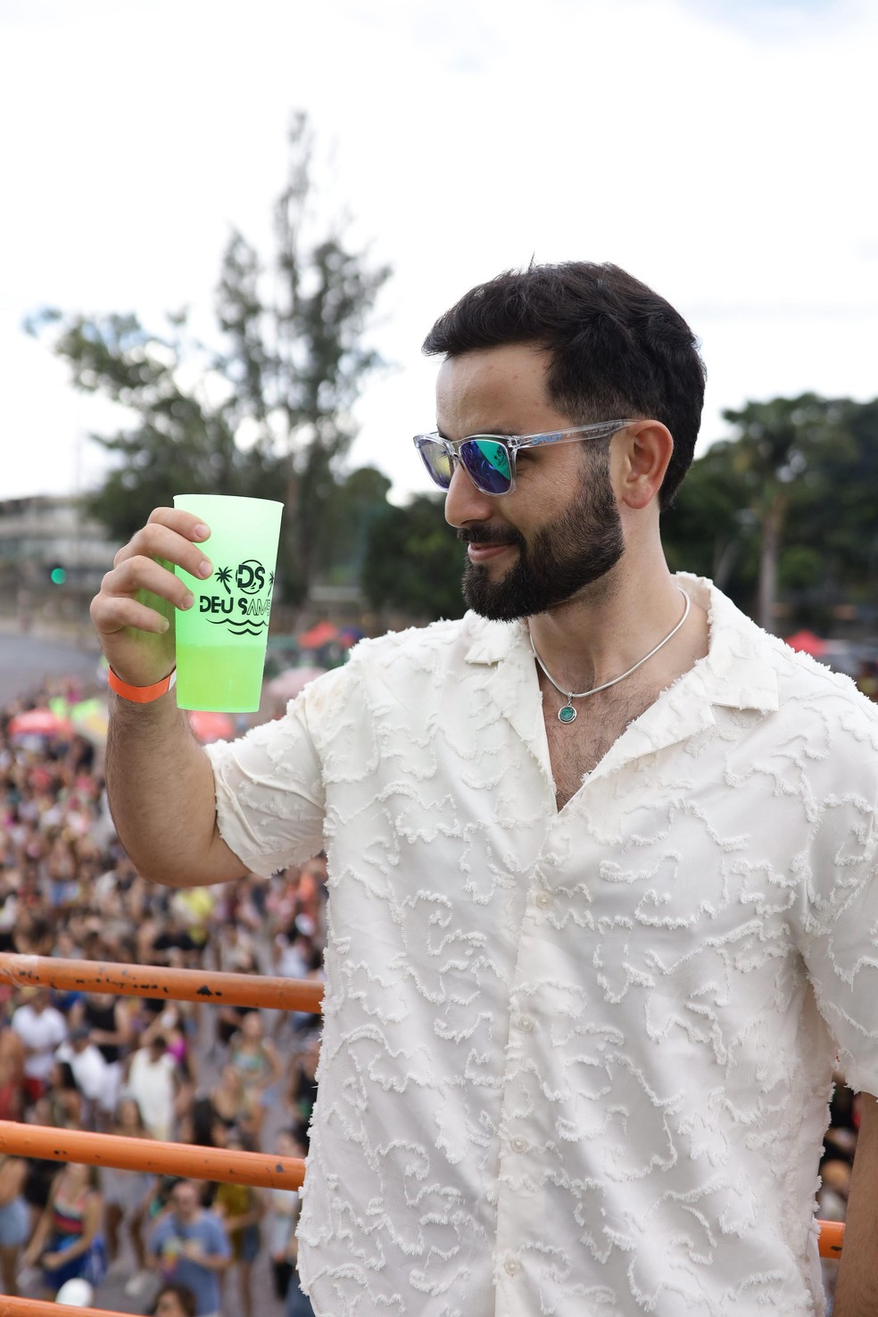 Matteus Amaral curtindo seu primeiro bloco de carnaval em Belo Horizonte — Foto: Fernando Alves
