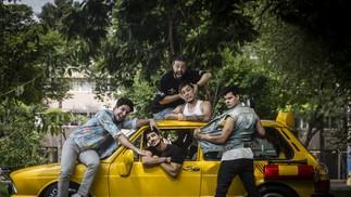 Em "Mamonas Assassinas — O filme" estão Ruy Brissac (como o vocalista Dinho), Robson Lima (que faz o tecladista Julio), Rhener Freitas (o baterista Sérgio), Adriano Tunes (o baixista Samuel) e Beto Hinoto (que interpreta seu tio Bento, guitarrista da banda) — Foto: Maria Isabel Oliveira