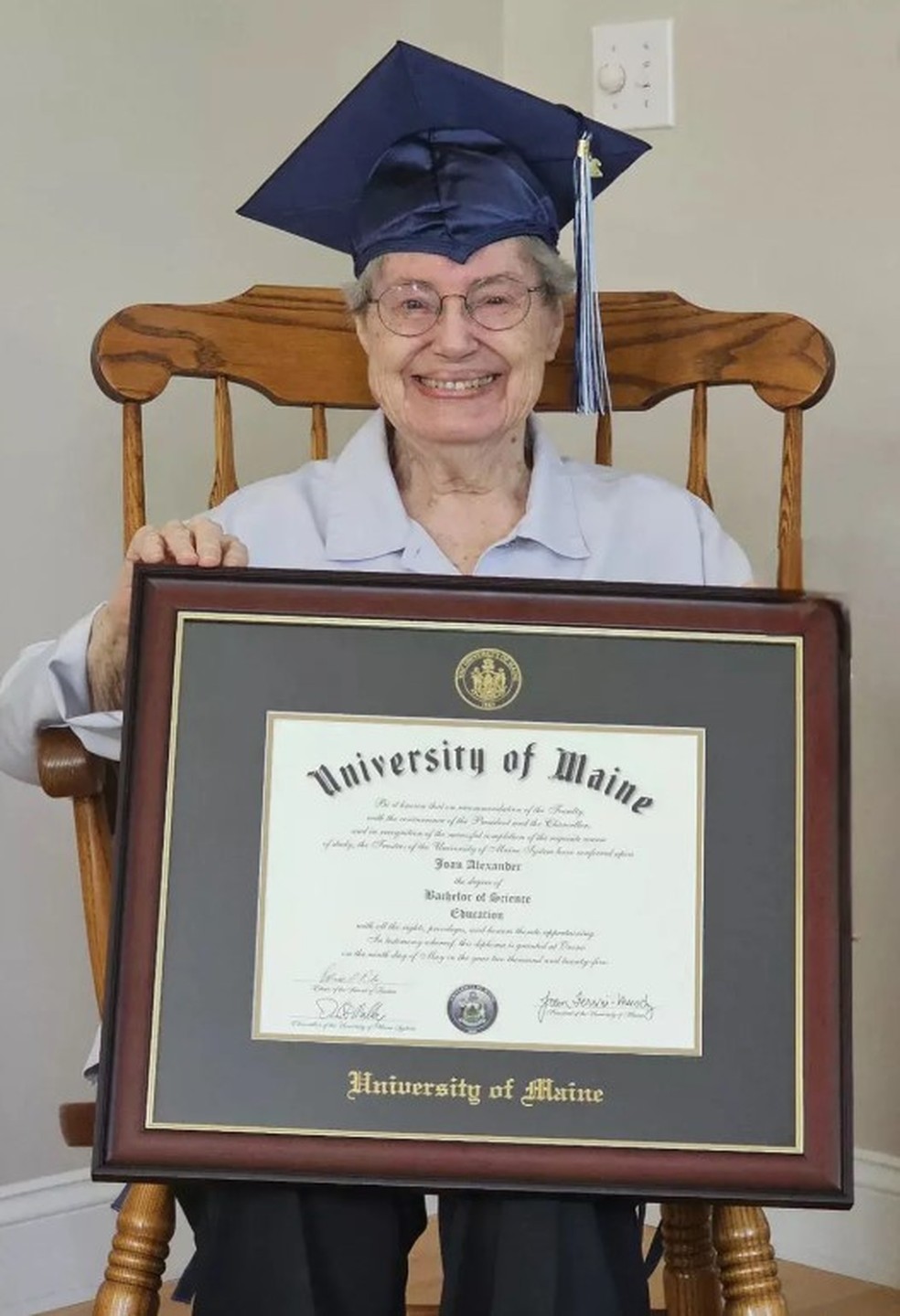 Joan Alexander recebe diploma de Pedagogia da Universidade do Maine (EUA) &mdash; Foto: Reprodu&ccedil;&atilde;o/University of Maine