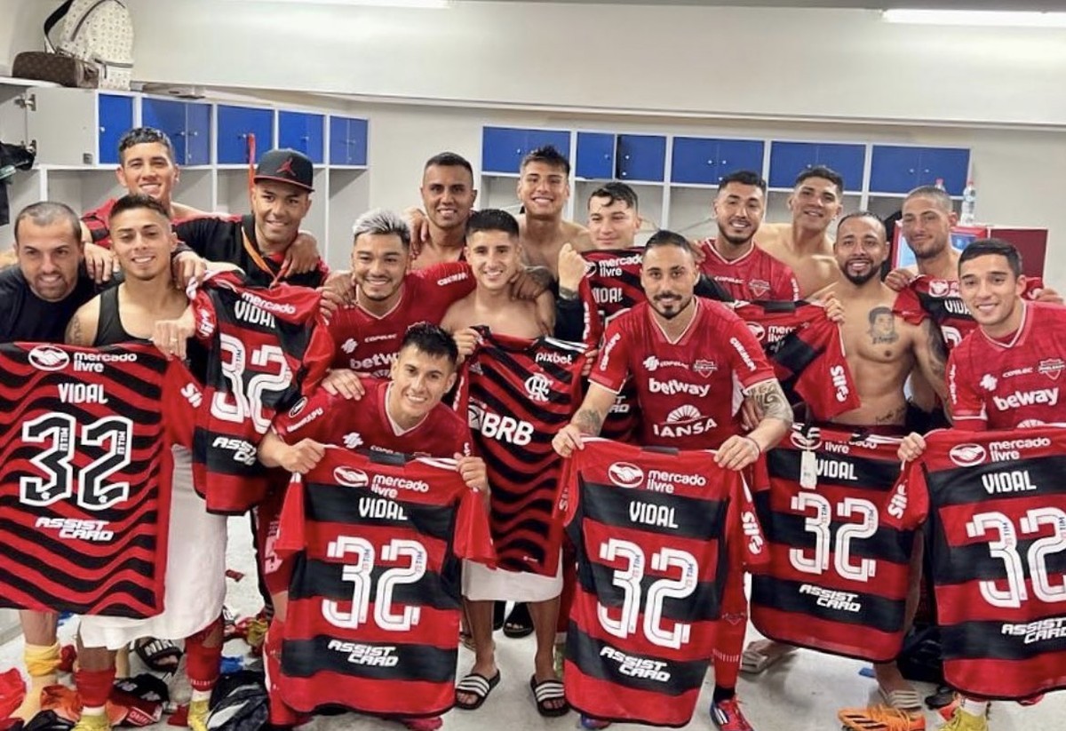 Vidal obsequia a los jugadores Ñublense con una camiseta de Flamengo tras el partido |  Deportes