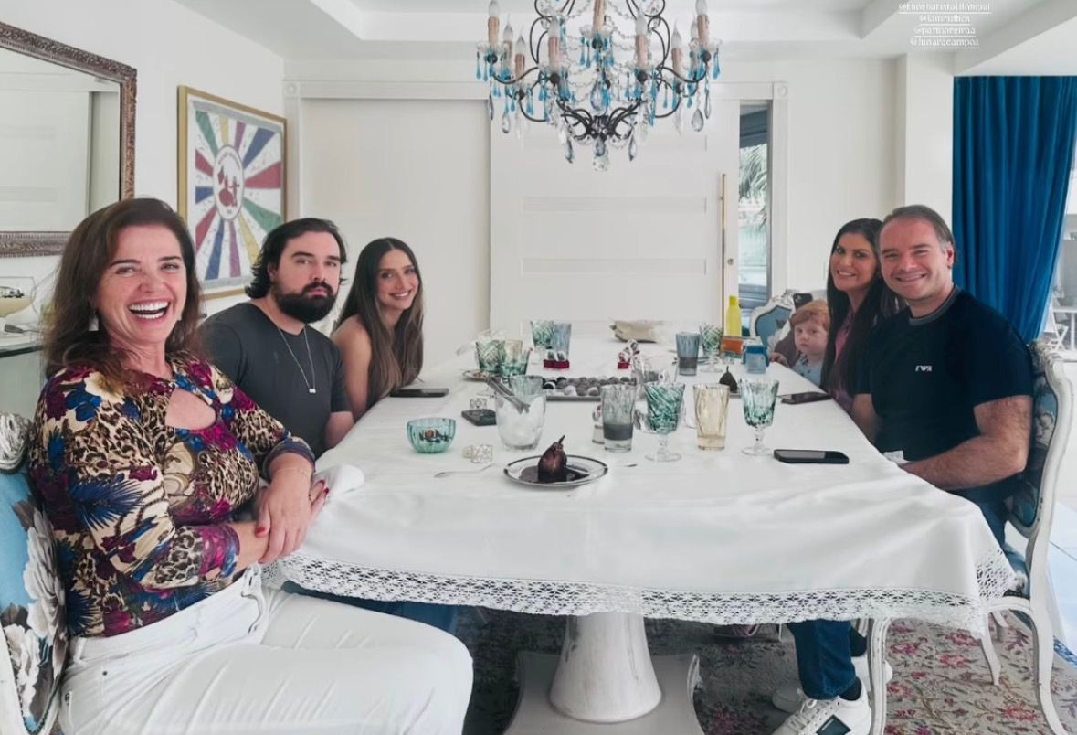Luma de Oliveira posa com filhos, noras e neto após polêmica com Eike Batista e manda indireta