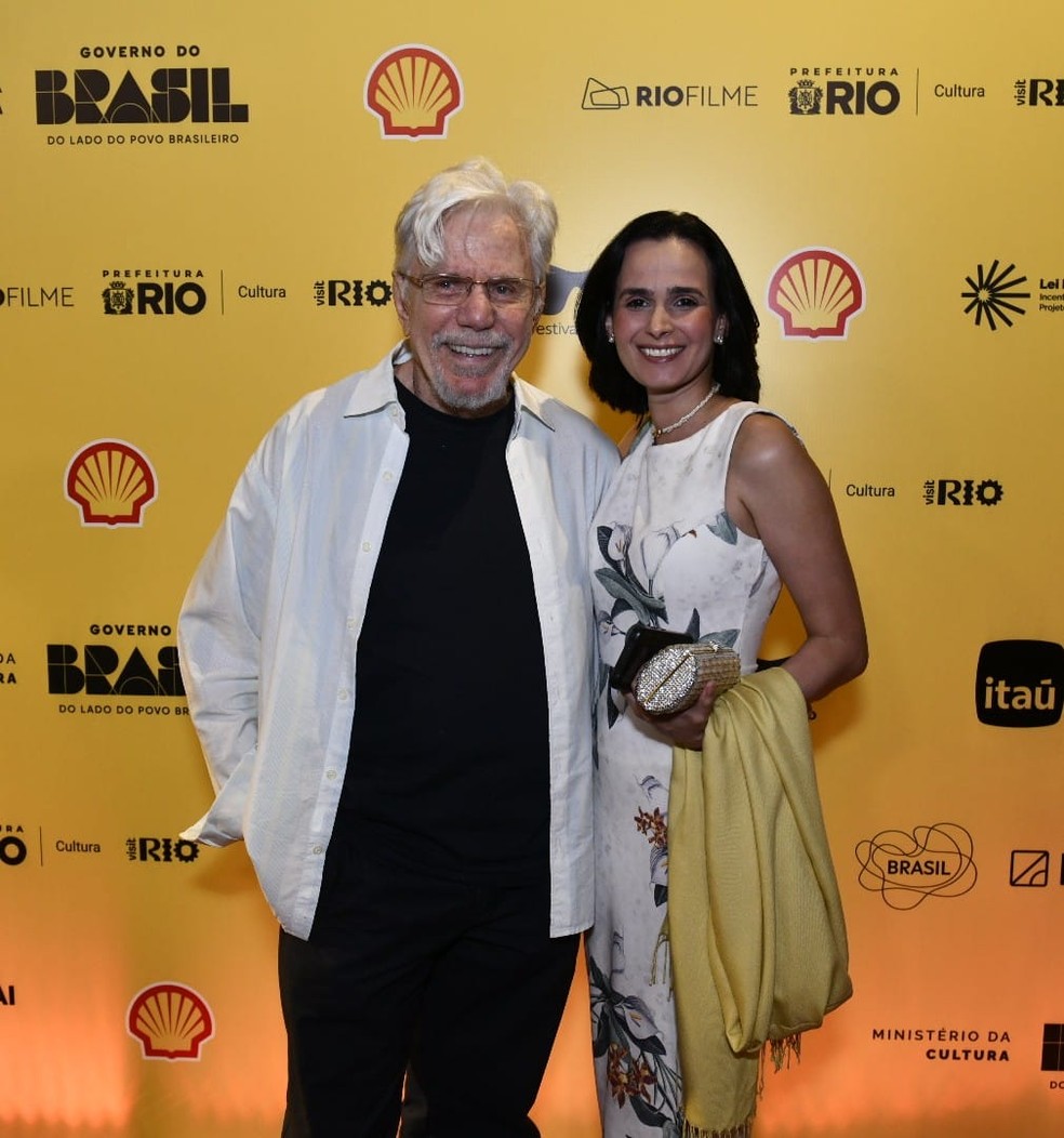 Reginaldo Faria surge com nova namorada, aos 88 anos — Foto: Cristina Granato