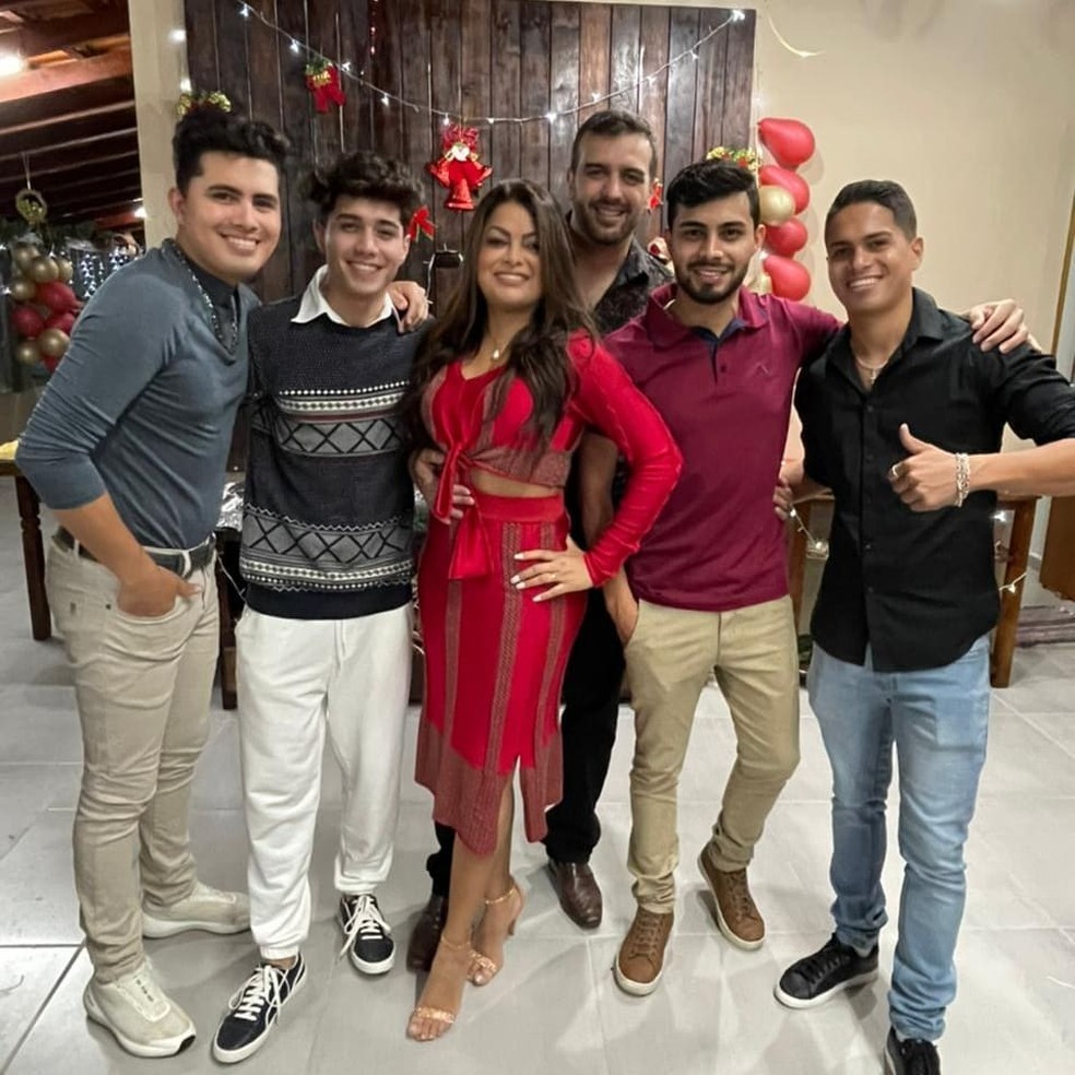 Ellis Oliver com os filhos Hebertt, Helton, Abner e John (à direita) e o marido Julio atrás — Foto: reprodução/ instagram
