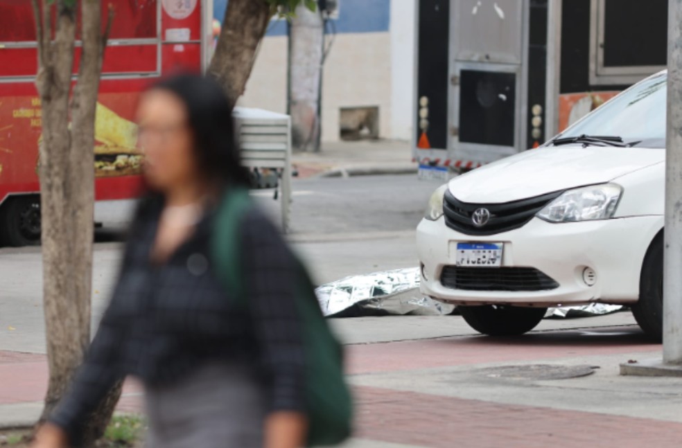 O corpo de Marcelly no local onde ela foi morta — Foto: Fabiano Rocha/Agência O Globo
