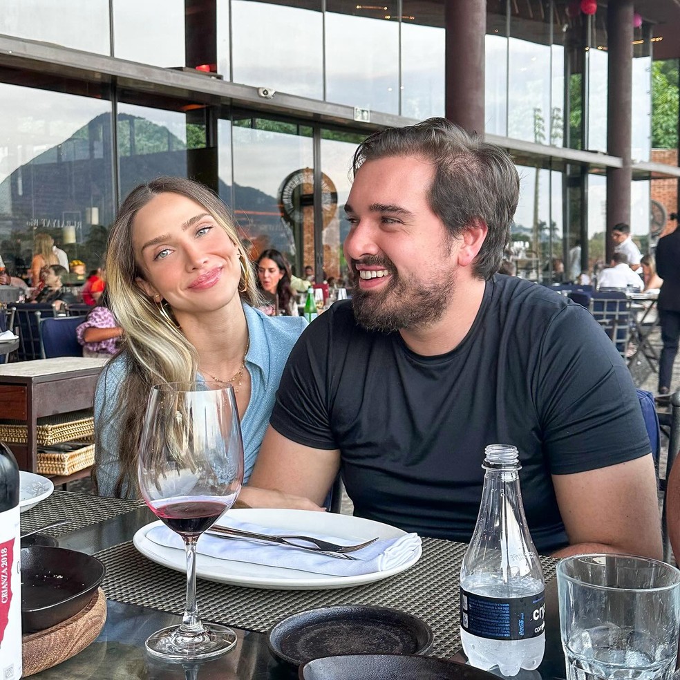 Patricia Moreira e Olin Batista em um restaurante no Rio — Foto: reprodução/ instagram