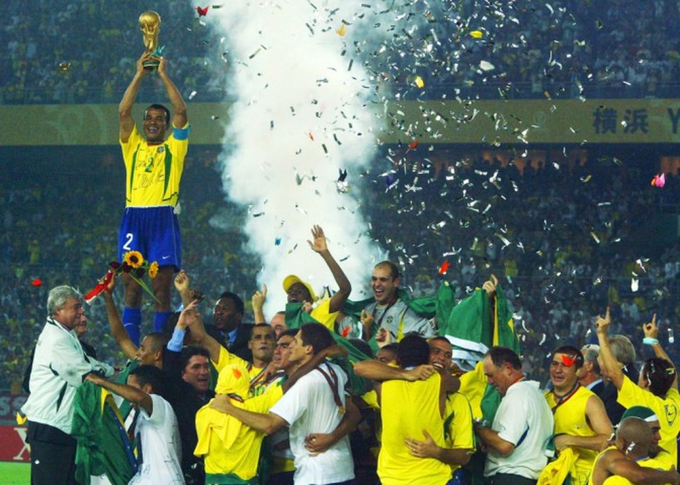 Festa brasileira após Cafu levantar a taça da Copa do Mundo de 2002 — Foto: Antonio Scorza/AFP