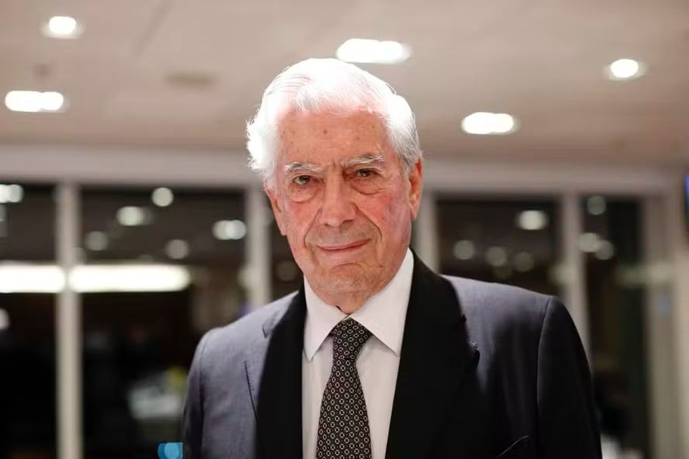 O escritor peruano Mario Vargas Llosa — Foto: Edilson Dantas/Agência O Globo