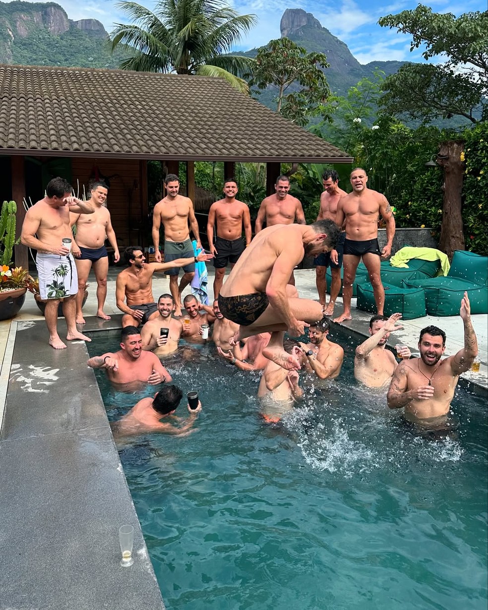 Z&eacute; Loreto posta foto com amigos sem camisa &mdash; Foto: Reprodu&ccedil;&atilde;o/Instagram