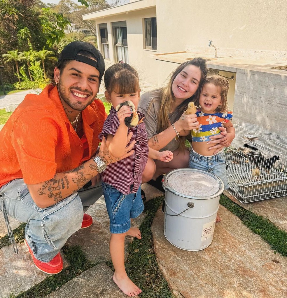 Virgínia e Zé Felipe com as filhas — Foto: Reprodução/Instagram