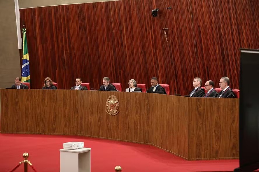 Maioria dos ministros do TSE vota por exclusão de posts que associam Flávio à retirada de título de padroeira, mas divergem sobre alcance da medida