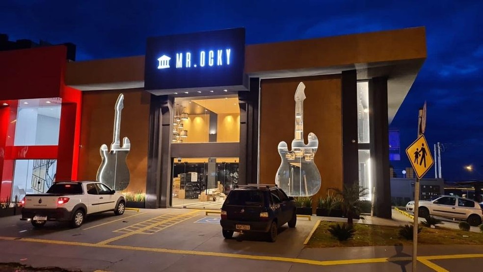 Gusttavo Lima estreia no mercado da moda com sua primeira loja física da marca MR.Ocky (Foto Reprodução/Extra)