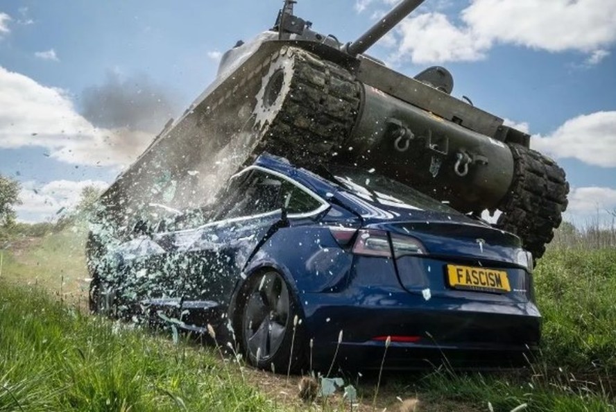 Veterano da Segunda Guerra destrói Tesla na Inglaterra para combater 'disseminação do fascismo por Elon Musk'