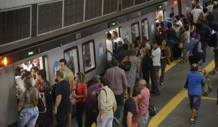 Linha 1 do metrô opera com atrasos na manhã desta quinta-feira