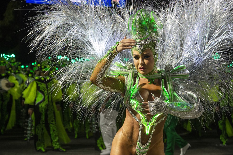 Fabíola de Andrade, rainha de bateria da Mocidade — Foto: Domingos Peixoto / Agência O Globo
