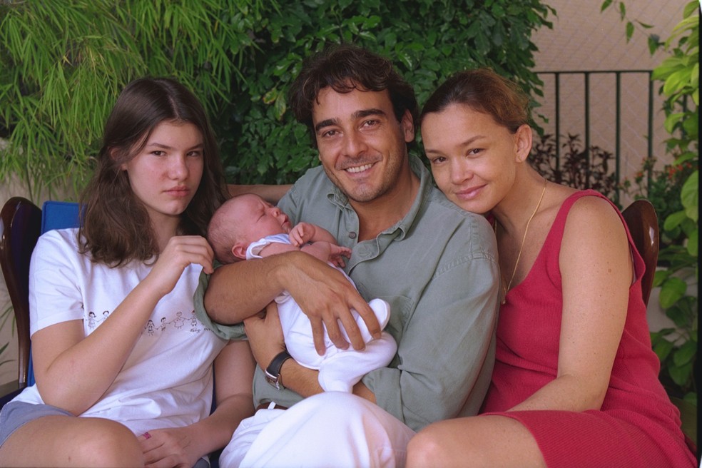 Julia Lemmertz com a filha Luiza, Alexandre Borges e o recém-nascido Miguel, em 2000 — Foto: Carlos Ivan