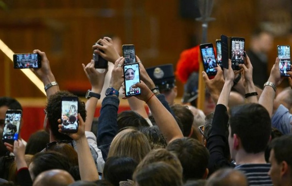 Cliques do caixão com o corpo do Papa Francisco no Vaticano — Foto: AFP