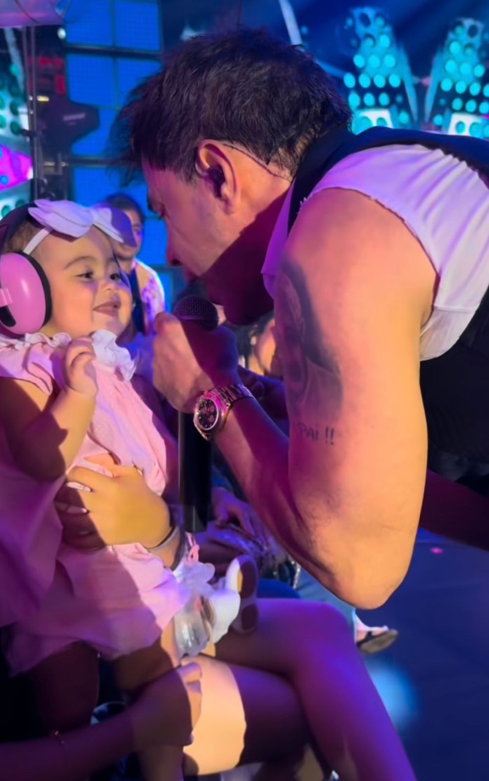 Filha de Zezé Di Camargo e Graciele rouba a cena em show do pai — Foto: Reprodução/Instagram