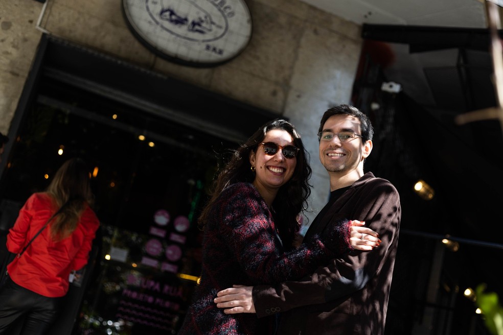 O casal  Julia Mello e Adriano Valladão, na porta da Casa do Porco: adeptos do programa "filas" em São Paulo  — Foto: Maria Isabel Oliveira 