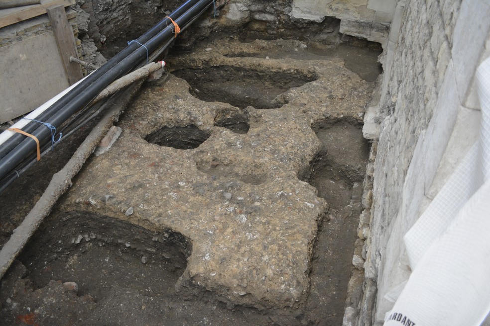 Funda&ccedil;&atilde;o anterior ao inc&ecirc;ndio de 1512 foi encontrada &mdash; Foto: Divulga&ccedil;&atilde;o/Historic Royal Palaces/Pre Construct Archaeology