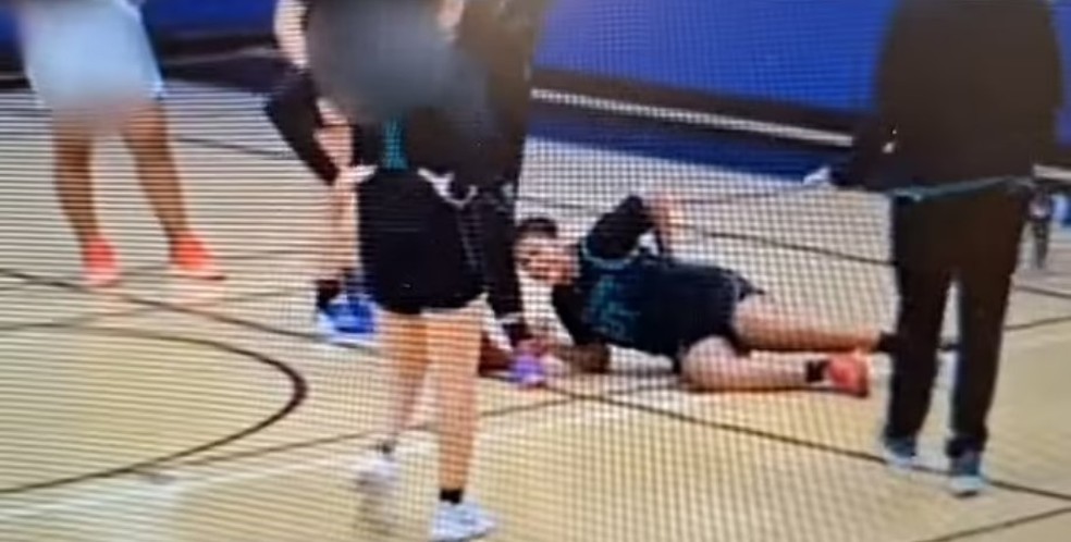 Time colegial de basquete se retira de quadra ap&oacute;s atleta trans 'deixar tr&ecirc;s jogadoras contundidas' &mdash; Foto: Reprodu&ccedil;&atilde;o/YouTube