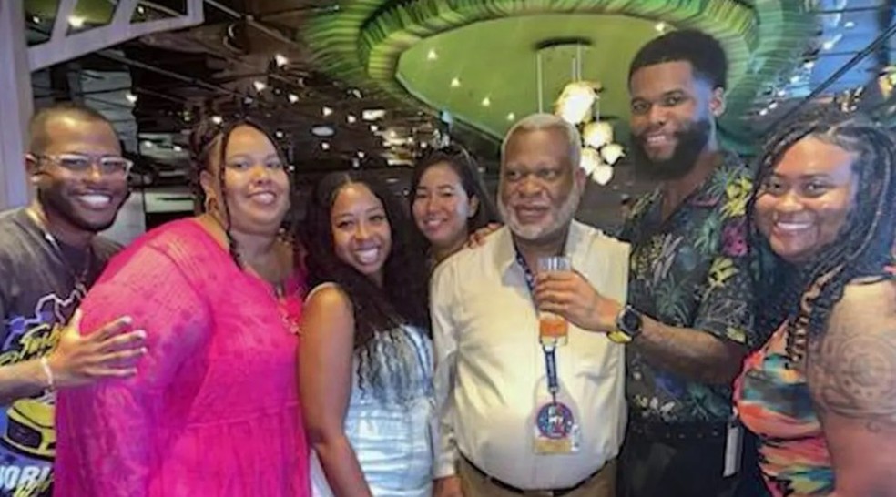 Kevin McGrath (segundo da direita para a esquerda) e sua família em cruzeiro — Foto: Instagram