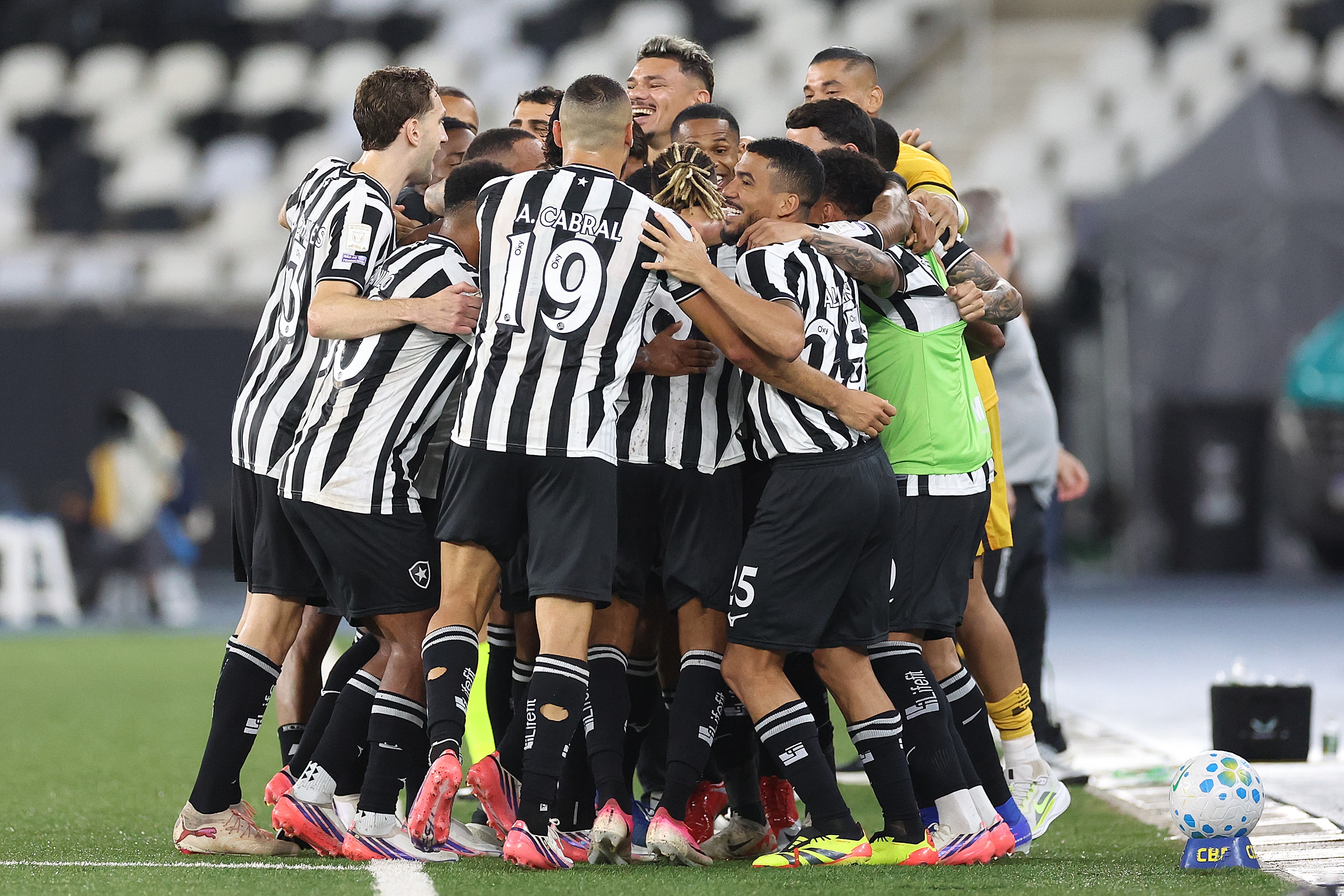 Com show de Danilo e Montoro, Botafogo sofre, mas vence Grêmio e encerra jejum no Campeonato Brasileiro