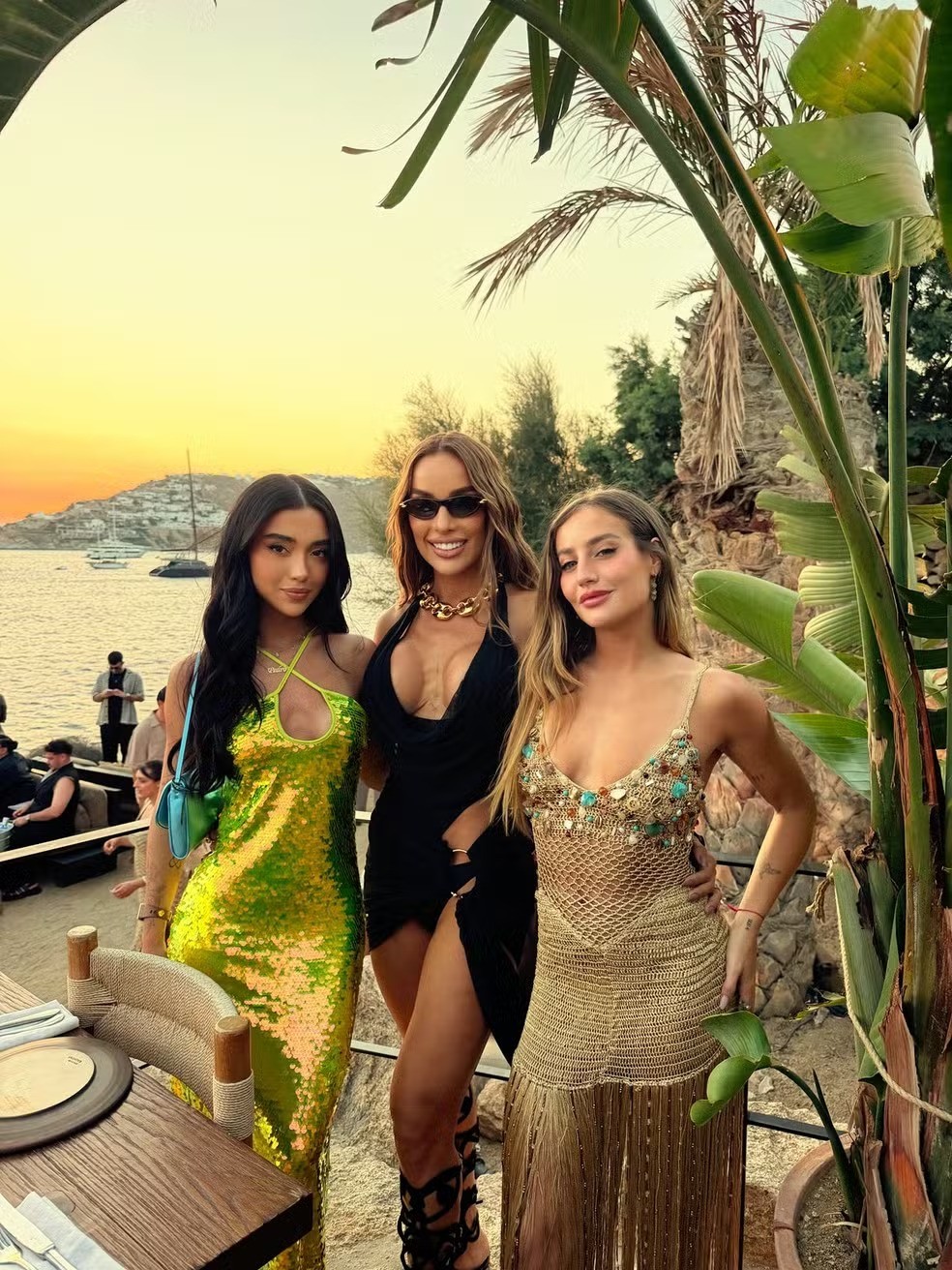 Shte, Tati Barbieri e Bruna Griphao: amigas musas do Salgueiro, na Grécia — Foto: Divulgação/ @conradis