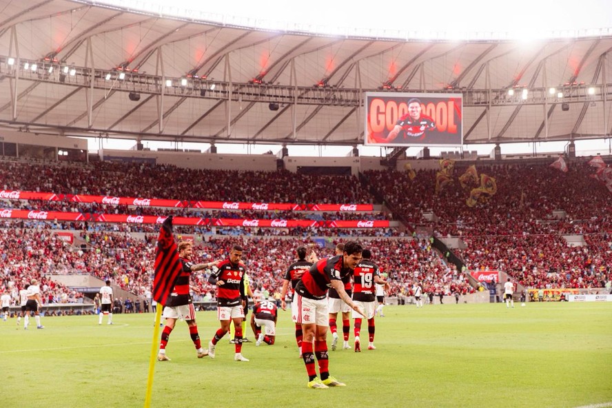 Pedro comemora gol sobre o Vasco