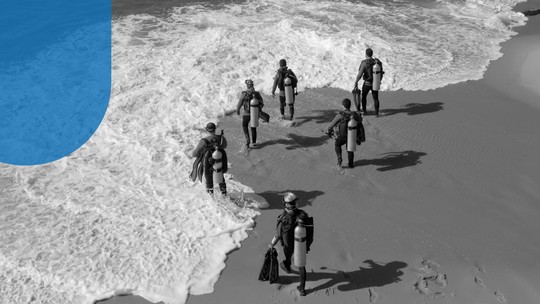 Grupo leva mutirão de limpeza com mergulhadores e peça de teatro para a Praia Vermelha no Dia Mundial dos Oceanos