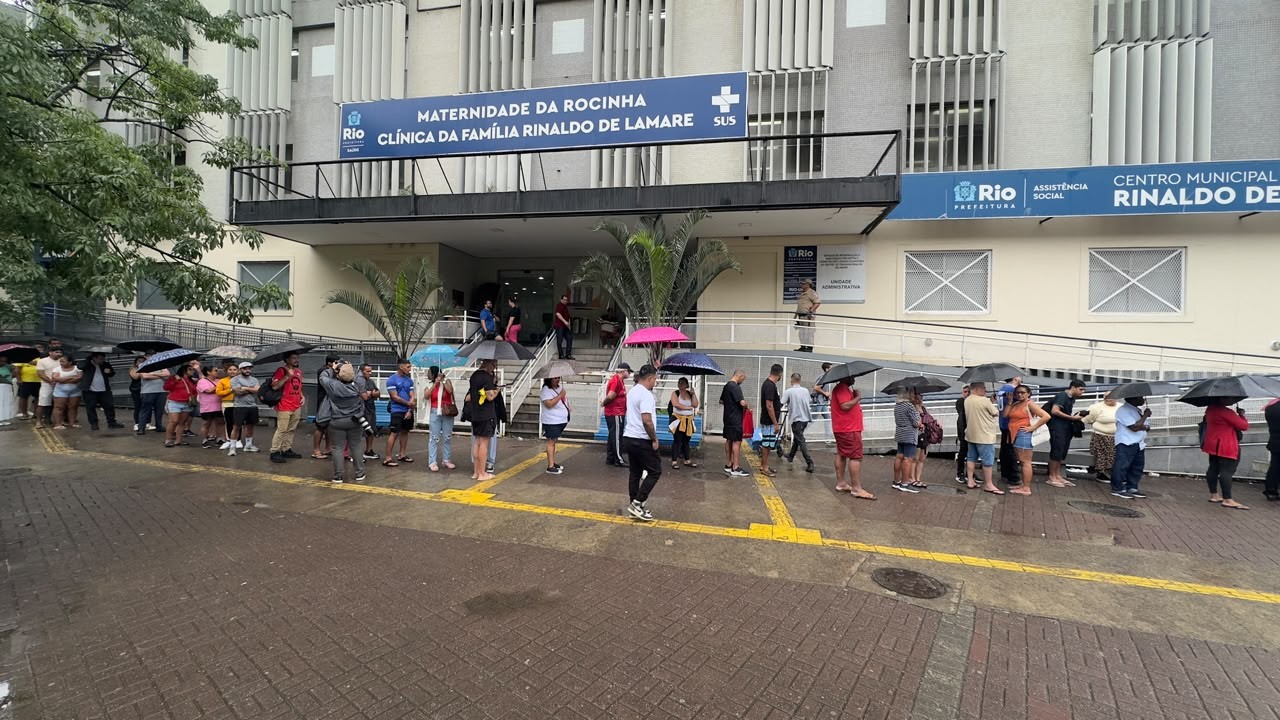 Chuva não impede eleitores de chegar cedo e formar filas nos locais de votação no Rio