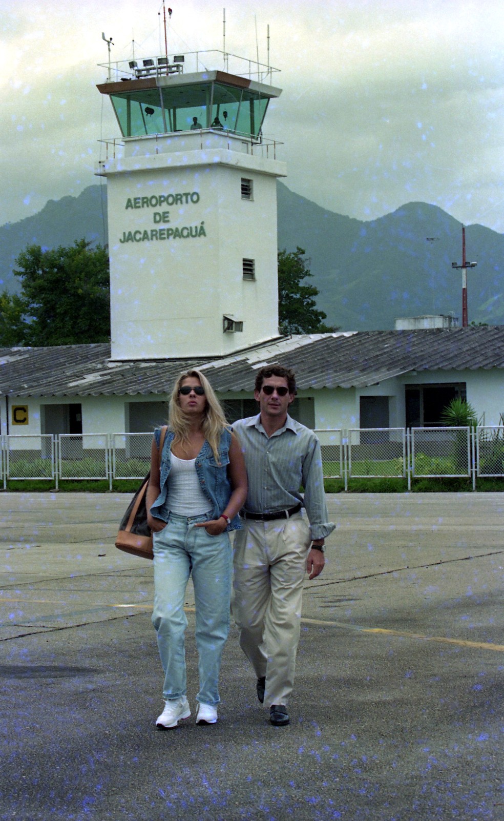 (RJ) 22/12/1993 - Ayrton Senna e Adriane Galisteu - Aeroporto de Jacarepaguá — Foto: Ari Lago / Agência O Globo.