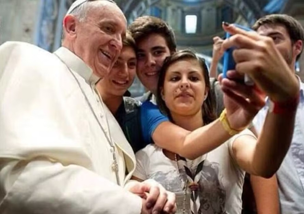 Papa Francisco em selfie com jovens fiéis no Vaticano — Foto: Reprodução