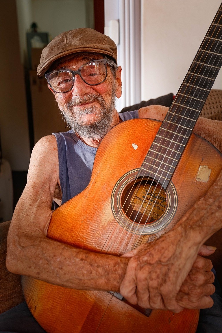 Rubens Serrano é músico e tem 90 anos — Foto: Roberto Moreyra - Extra