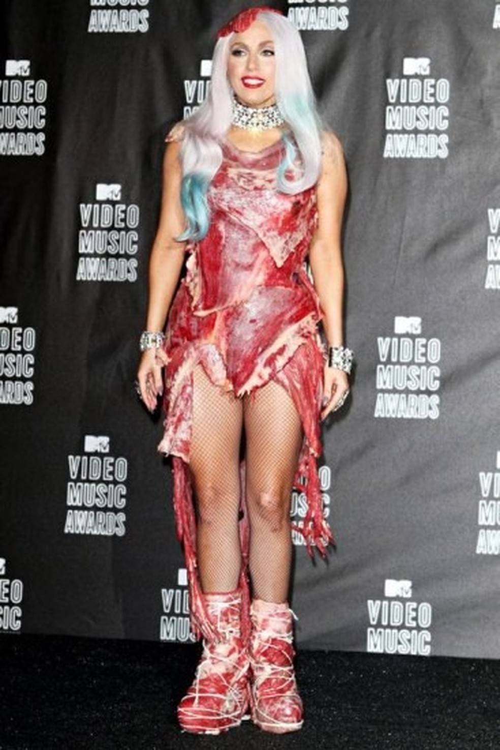 Lady Gaga com o icônico vestido de carne no VMA 2010 — Foto: reprodução