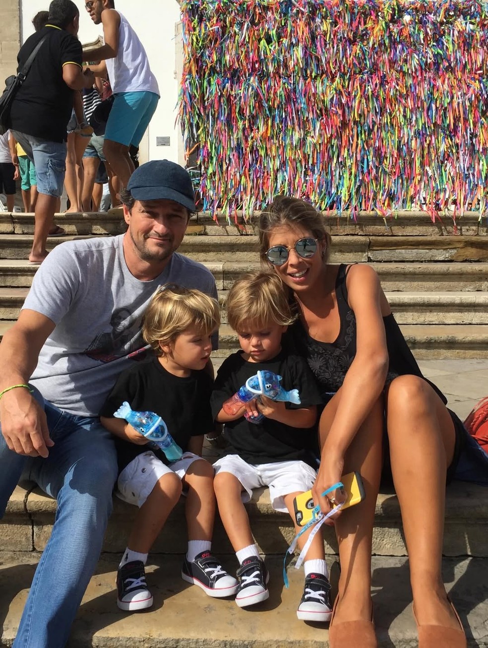 Marcelo Serrado com a mulher e os filhos gêmeos, Felipe e Guilherme — Foto: Reprodução/Instagram