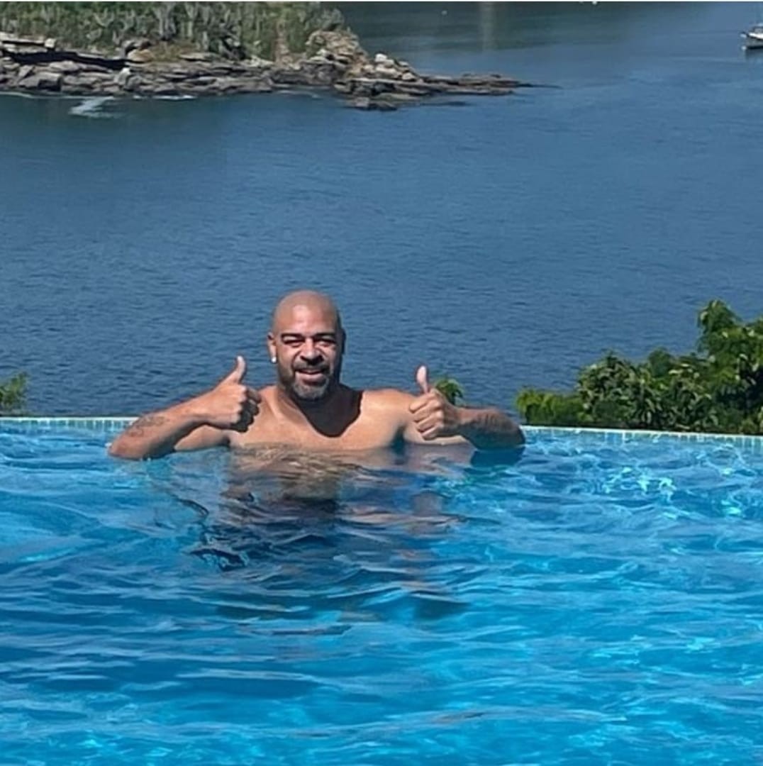 Adriano Imperador posa na piscina de sua manão em Búzios  — Foto:  rep/ instagram
