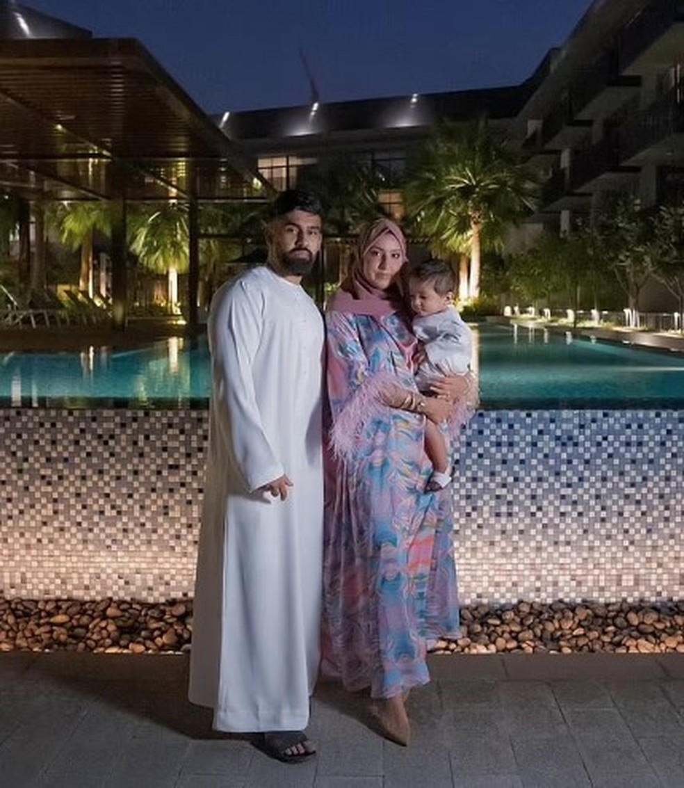 Malaikah Raja e Mohammed Maricar com o primeiro filho do casal &mdash; Foto: Reprodu&ccedil;&atilde;o