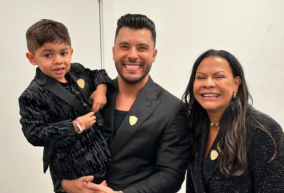Murilo Huff, Dona Ruth e Lo, filho com Marlia Mendona  Foto: Reproduo/Instagram