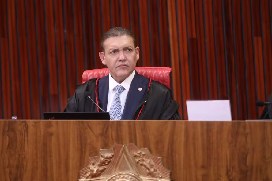 Presidente do TSE deixa proposta de restringir canais no WhatsApp para depois das eleições após repercussão negativa