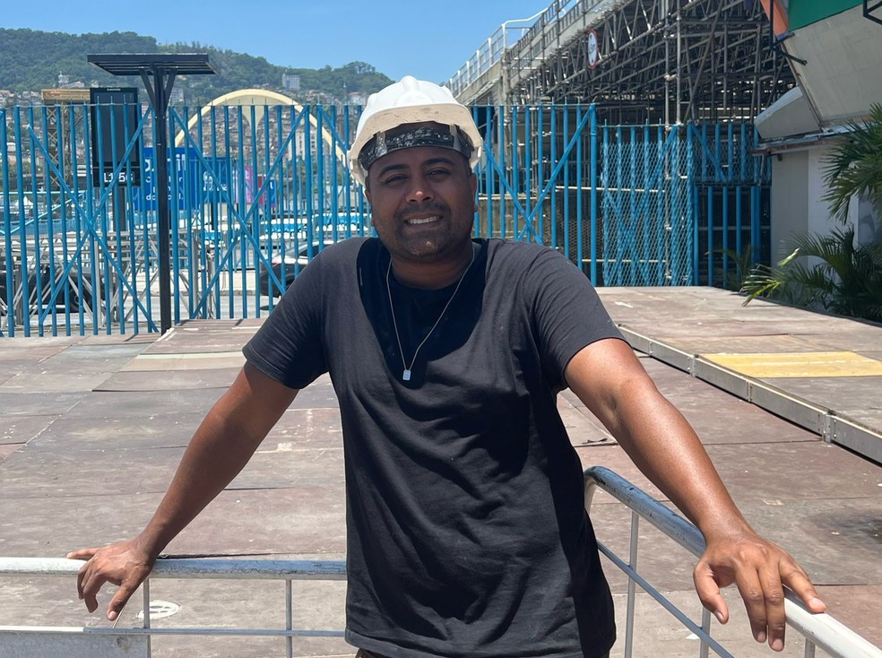O maceneiro Felipe Cruz comemorar sua primeira atuação como prestador de serviços no Sambódromo — Foto: Arquivo pessoal